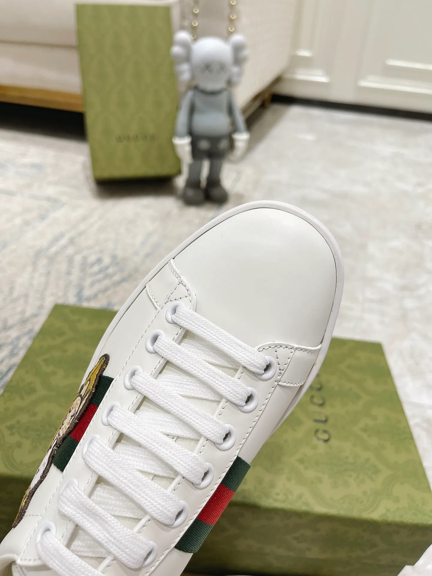 👟👟Ex-factory price 440👟👟 Women's shoe factory GUCCi's latest anti-counterfeiting line classic sports lace-up white shoes for couples ☝︎57 layouts of the whole series are shipped with high quality★ Color matching is being updated continuously... 🔥Look for our upgraded version quality, original mold opening ✔️Original last shape ✔ Everything is authentic from the inside out🥊 🍬Material: 🔸The upper is made of Italian cowhide imported from the original factory. The comfort and softness are higher than ordinary cowhide from domestic factories. ➕Full cowhide lining and foot pads. The lining adopts the same lasting method as the original. The midsole is also printed with double G and the insole is also original molded. 3D craftsmanship❗️Different from ordinary products in the market❗️➕The outsole adopts the original high-density one-to-one sole➕⚠️The snakeskin tail is consistent with the authentic color, and the real snakeskin is a small piece➕🗯The embroidered patches are also authentic. After disassembly, each color comparison is accurate before shipment‼ ️ Shoe size: Female 35-40 Male 39-44